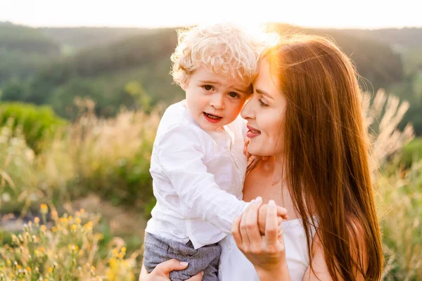 Liebevolle Mutter Umarmt Ihren Sohn Beim Spaziergang Der Natur Bei — Stockfoto