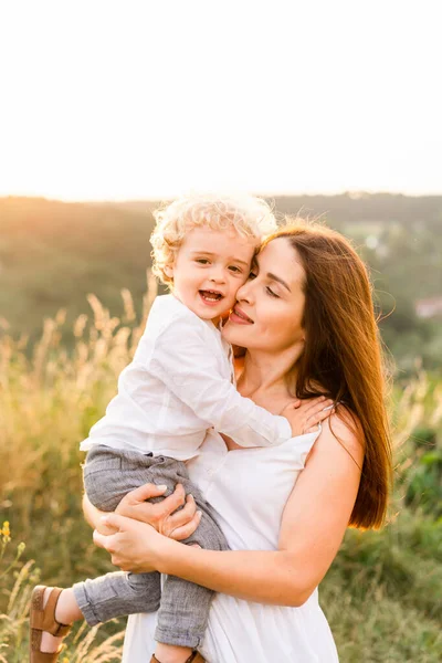 Glückliche Mutter Umarmt Ihren Kleinen Sohn Den Sie Beim Spazierengehen — Stockfoto