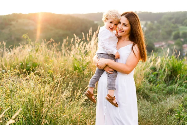 Hübsche Frau Die Ihren Sohn Arm Hält Glückliche Familie Der — Stockfoto