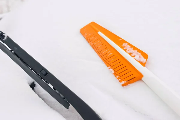 Nowoczesna Gumowa Szczotka Czyszczenia Śniegu Samochodu Leży Przedniej Szybie Pokrytej — Zdjęcie stockowe