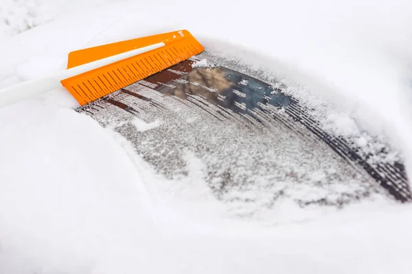 Rengöring Snö Från Bil Med Borste — Stockfoto