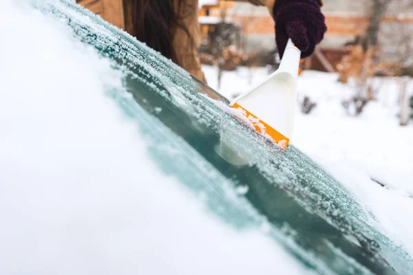 Kobieta Czyści Śnieg Swojego Samochodu Skrobakiem — Zdjęcie stockowe