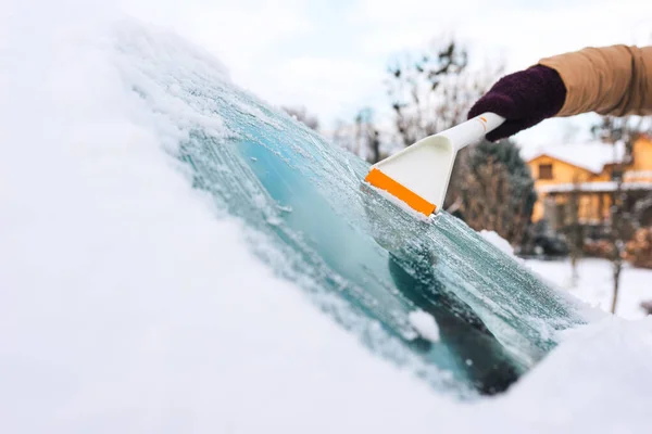 Bir Insan Buzdan Bir Arabanın Camını Kazıyıcı Ile Temizler — Stok fotoğraf