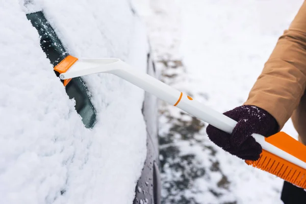 Kvinnan Rengör Snö Från Bil Med Skrapa Och Borste — Stockfoto