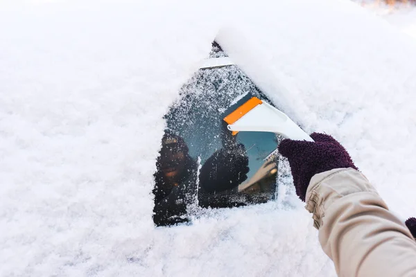 Osoba Czyści Śnieg Okien Samochodowych Pomocą Skrobaka — Zdjęcie stockowe
