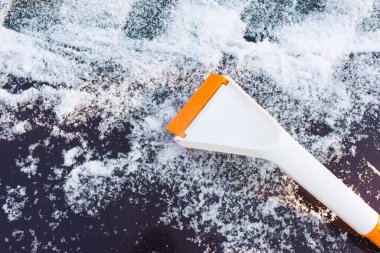 Araba camlarından buz temizlemek için kazıyıcı