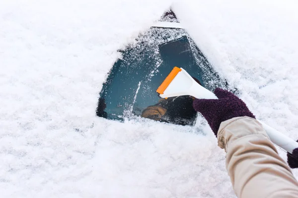 Osoba Czyści Śnieg Okien Samochodowych Pomocą Skrobaka — Zdjęcie stockowe