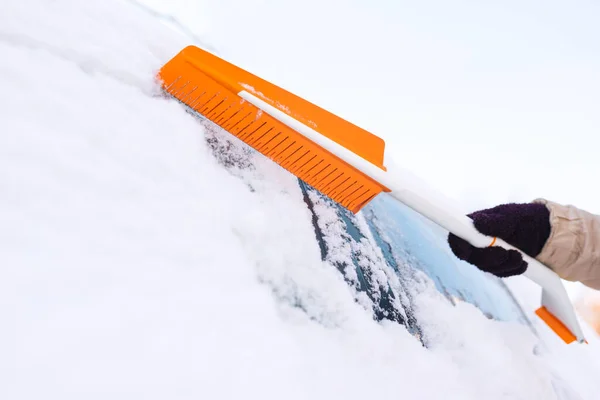 Modern Bir Lastik Fırçayla Arabayı Kardan Temizlemek — Stok fotoğraf