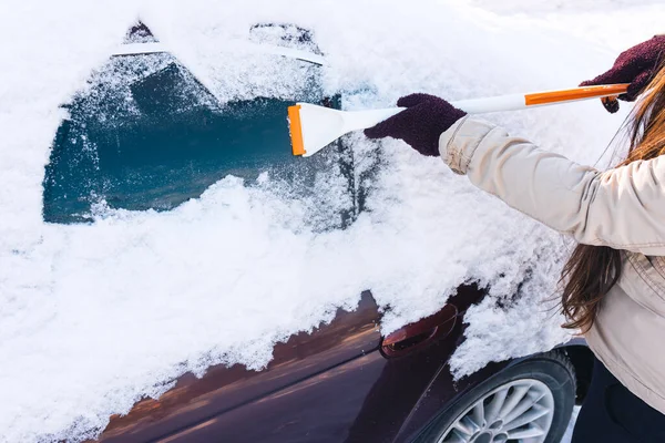 Kobieta Czyści Śnieg Okien Samochodowych Pomocą Skrobaka — Zdjęcie stockowe
