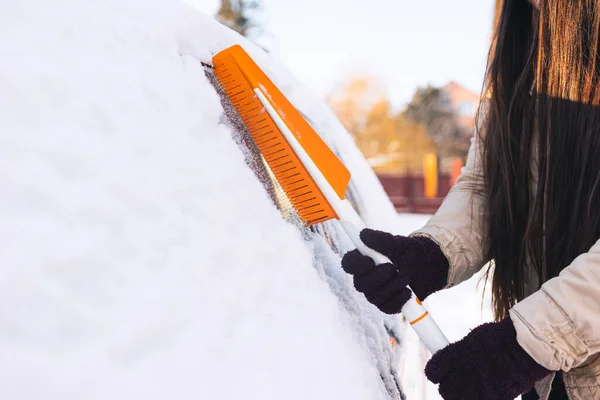 Kobieta Czyści Samochód Szczotką Śniegu Śnieżycy — Zdjęcie stockowe