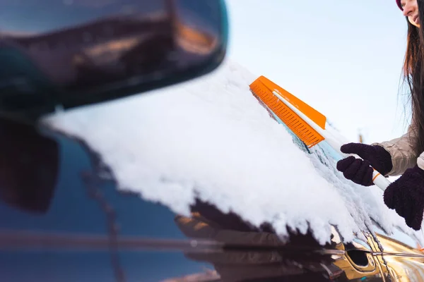 Kadın Kar Fırtınasından Sonra Arabayı Fırçayla Temizliyor — Stok fotoğraf