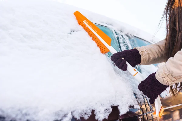 Kvinna Rengör Bilen Med Borste Från Snö Efter Snöstorm — Stockfoto