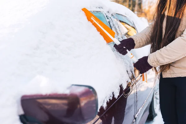 Kvinna Rengör Bilen Med Borste Från Snö Efter Snöstorm — Stockfoto