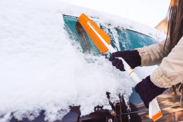 Kvinna Rengör Bilen Med Borste Från Snö Efter Snöstorm — Stockfoto