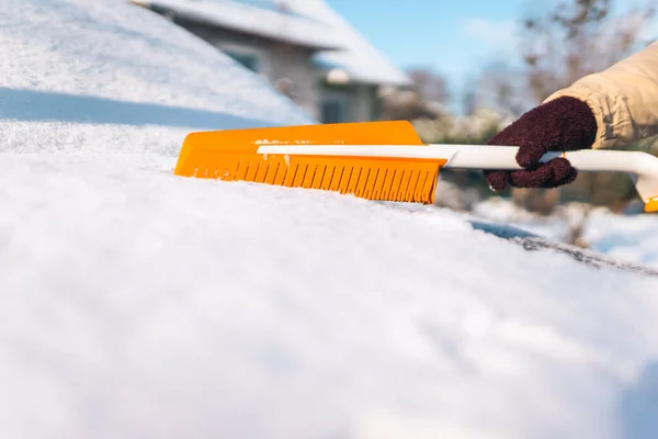 Rengöring Bilen Från Snö Med Modern Gummiborste — Stockfoto