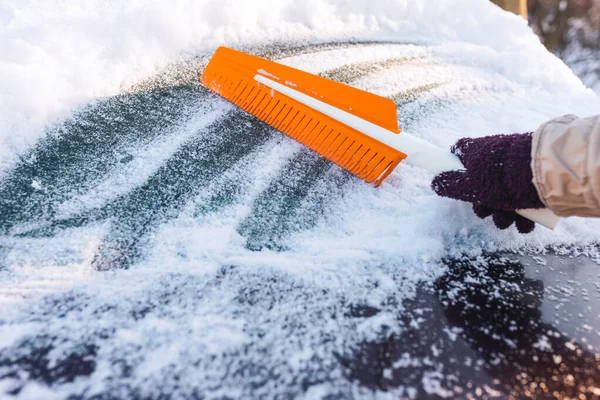 Rengöring Bilen Från Snö Med Modern Gummiborste — Stockfoto