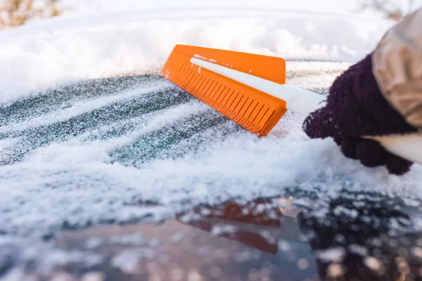 Rengöring Bilen Från Snö Med Modern Gummiborste — Stockfoto