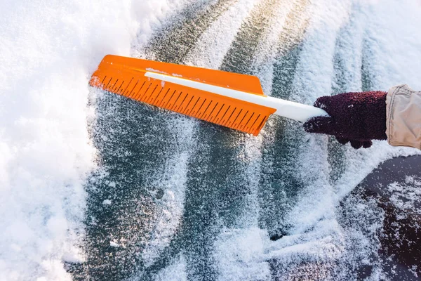 Modern Bir Lastik Fırçayla Arabayı Kardan Temizlemek — Stok fotoğraf