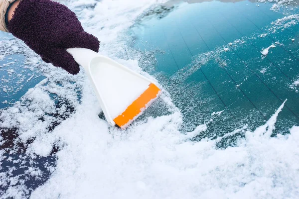 Kazıyıcıyla Buzdan Araba Camlarını Temizliyorum — Stok fotoğraf