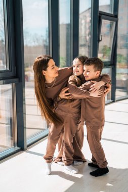 Güzel anne ve onun neşeli çocukları evde.