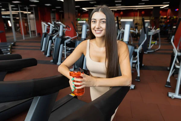 Schöne Mädchen Mit Einem Shaker Der Hand Auf Einem Laufband — Stockfoto