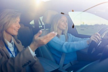 Sunlit Araç İçi 'nde Eğitmenle Öğrenci Sürücü Çalışması