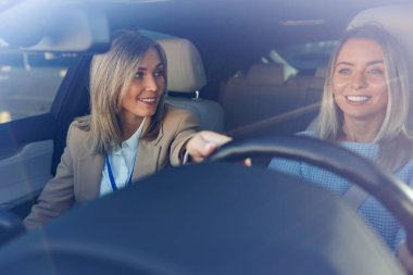 Arkadaş Canlısı Sürücü Eğitmeni Ders sırasında Öğrenciyi Cesaretlendirme