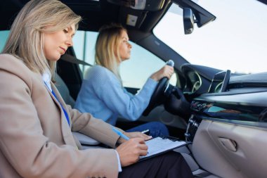 Ehliyet Sınavı Değerlendirmesi Eğitmen Not Alırken