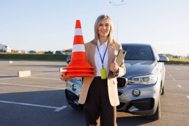 Sürücü Eğitmeni, Trafik Konileri ile Eğitim Arabasının Yanındayız