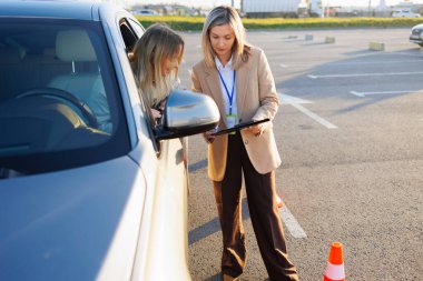 Sürücü Öğretmeni Eğitim Arabası Öğrencisi ile Evrak Çalışmaları İncelemesi