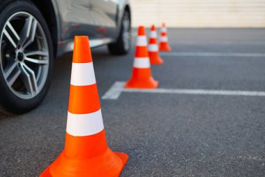 Trafik Konileri Ehliyet Sınav Alanındaki Eğitim Arabasının yanında Sıraya dizildi