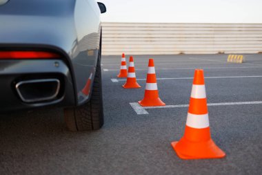 Aracın Arka Tarafı Sürüş Sınavı Kursunda Konilere Yaklaşıyor