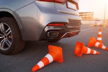 Öğrenci Sürücü Aracının Arkasında Trafik Konileri Devrildi