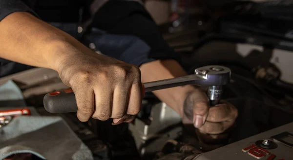 Clossup Βρώμικα Χέρια Ενός Μηχανικού Αυτοκινήτων Εργάζεται — Φωτογραφία Αρχείου