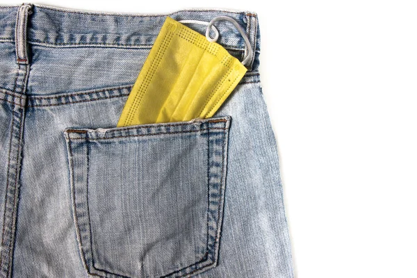 Geel Gezichtsmasker Dat Zit Achterzak Blauwe Jeans — Stockfoto