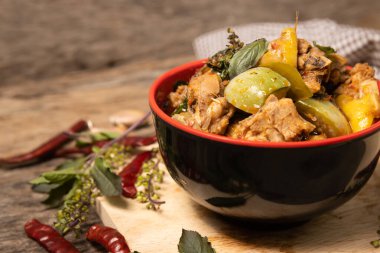 Patlıcanlı tavuk. Çok baharatlı, Tayland yemeği.