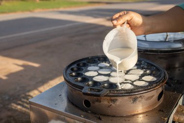  Hindistan cevizi sütü, un ve şekerden yapılan Kanom Krok-Thai tatlısı.