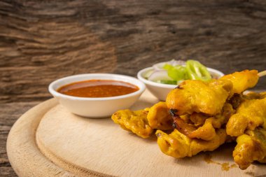 Kızarmış domuz ya da fıstık soslu domuz eti ya da tatlı ve ekşi sos, Tayland yemeği.