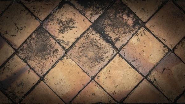 Eski tuğla duvar, kirli, küflü, arka plan olarak kullanılmış..