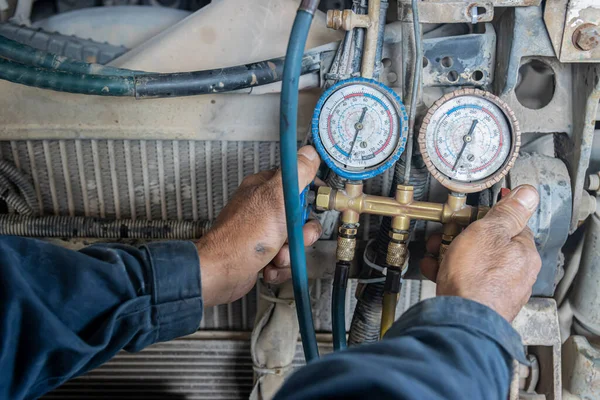 Schließt Die Schmutzigen Hände Eines Automechanikers Automechaniker Repariert Eine Klimaanlage — Stockfoto