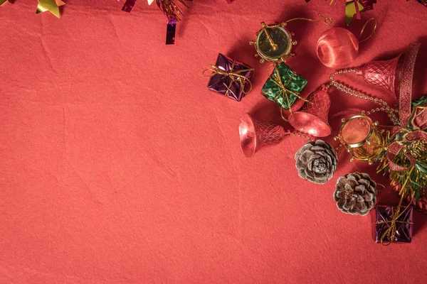 Kırmızı arkaplanda süslemeleri ve hediye kutularıyla Noel arkaplanı, kopyalama alanı