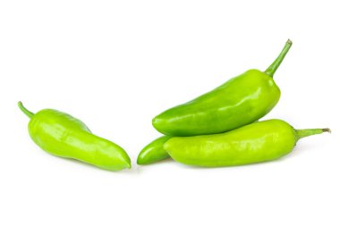 Tayland kırmızı biberi ya da yeşil biber beyaz arka planda izole edilmiş.