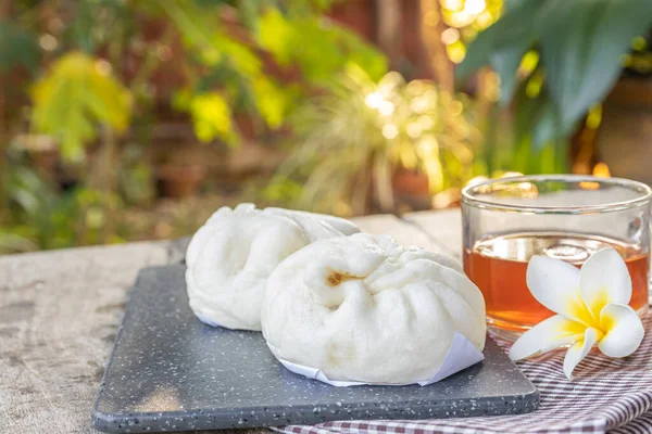 Çin yemeği buğulanmış çörek, çayla kahvaltı.