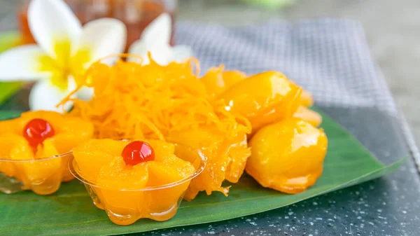 Tayland tatlıları, Tanga Yip, Tanga Yod, Foi Thong, Yumurta, şeker ve tapyoka unundan yapılmış