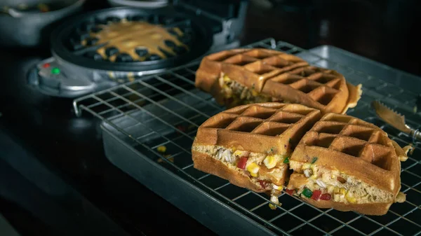 Thailändische Waffeln Mit Kompott Und Kokosfleisch Auf Holzbehälter Gelegt Stockfoto