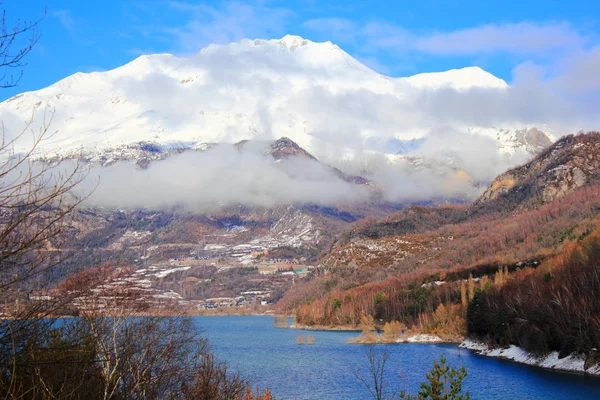 Bergen sjö i Pyrenéerna, vinter, vår — Stockfoto