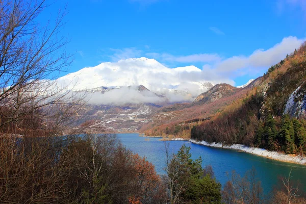 Mountains lake in Pyrenees, winter, spring — Stock Photo, Image