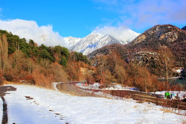 Montañas en los Pirineos, invierno, primavera —  Fotos de Stock