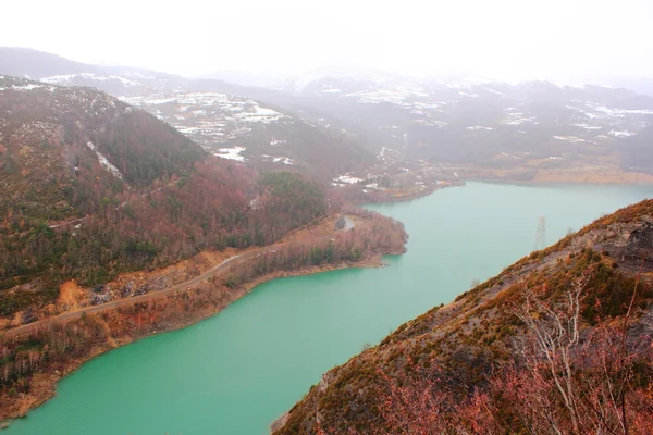 Lago de las montañas en los Pirineos, invierno, primavera —  Fotos de Stock