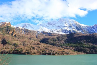 Pyrenees, kış, Bahar gölde dağlar